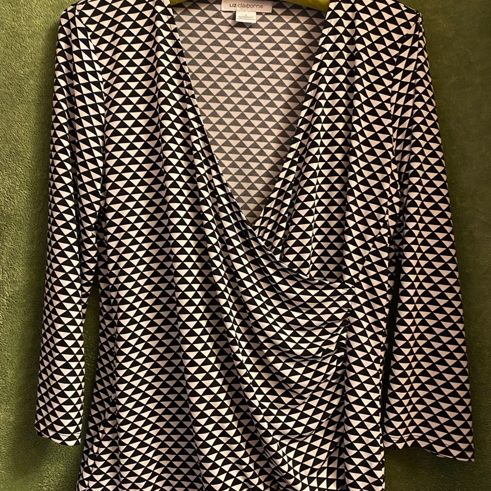 Liz Claiborne Women’s Black & White shirt, size L. (S 01)